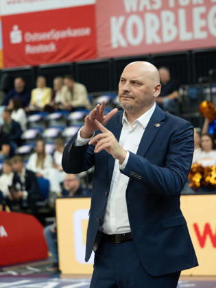 Head Coach Przemyslaw Frasunkiewicz, Rostock Seawolves; Rostock Seawolves vs. Fitness First Würzburg Baskets, Stadthalle Rostock, easyCredit Basketball Bundesliga, Matchday 5, October 10, 2026: Rostock Seawolves vs. Fitness First Würzburg Baskets, Stadthalle Rostock, easyCredit Basketball Bundesliga, Matchday 5, Seawolves, Würzburg Baskets, Basketball, October 10, 2026, Rostock Copyright: xHannesxAdelbergx