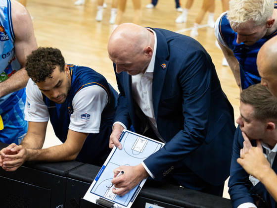 Head Coach Przemyslaw Frasunkiewicz of the Rostock Seawolves gives a pep talk during a timeout called by the Seawolves. Rostock Seawolves vs. Fitness First Würzburg Baskets, Stadthalle Rostock, easyCredit Basketball Bundesliga, Matchday 5, October 10, 2026: Rostock Seawolves vs. Fitness First Würzburg Baskets, Stadthalle Rostock, easyCredit Basketball Bundesliga, Matchday 5, Seawolves, Würzburg Baskets, Basketball, October 10, 2026, Rostock Copyright: xHannesxAdelbergx