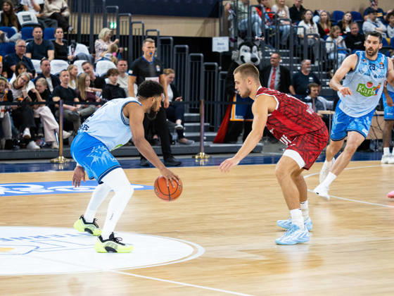 02 Zach Copeland (Rostock Seawolves) goes head-to-head against 13 Marko Petric (Fitness First Würzburg Baskets) Rostock Seawolves vs. Fitness First Würzburg Baskets, Stadthalle Rostock, easyCredit Basketball Bundesliga, Matchday 5, October 10, 2026: Rostock Seawolves vs. Fitness First Würzburg Baskets, Stadthalle Rostock, easyCredit Basketball Bundesliga, Matchday 5, Seawolves, Würzburg Baskets, Basketball, October 10, 2026, Rostock Copyright: xHannesxAdelbergx