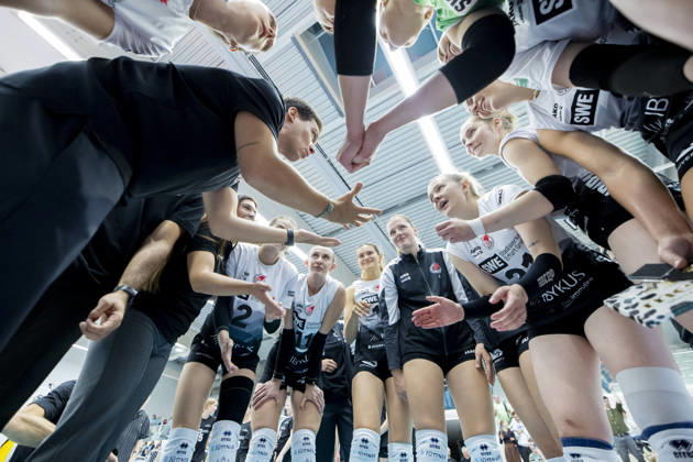 DEKRA 1st Bundesliga Women: Schwarz Weiss Erfurt vs. Rote Raben Vilsbiburg, Erfurt, October 10, 2026. Pablo Sanchez, coach of Schwarz Weiss Erfurt, with his team. DEKRA 1st Bundesliga Women: Schwarz Weiss Erfurt vs. Rote Raben Vilsbiburg, Riethsporthalle, Erfurt, October 10, 2026 Copyright: xBEAUTIFULxSPORTS Duehringx