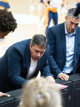 Head Coach Przemyslaw Frasunkiewicz of the Rostock Seawolves gives a pep talk during a timeout in the Rostock Seawolves vs. Fitness First Würzburg Baskets game at Stadthalle Rostock, easyCredit Basketball Bundesliga, Matchday 5, October 10, 2026: Rostock Seawolves vs. Fitness First Würzburg Baskets, Stadthalle Rostock, easyCredit Basketball Bundesliga, Matchday 5, Seawolves, Würzburg Baskets, Basketball, October 10, 2026, Rostock Copyright: xHannesxAdelbergx