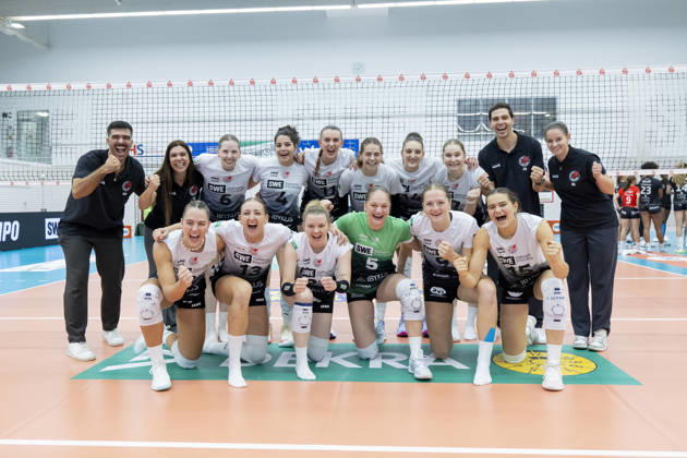 DEKRA Women s Bundesliga 1: Schwarz Weiss Erfurt vs. Rote Raben Vilsbiburg, Erfurt, October 10, 2026. Winner s photo: Schwarz Weiss Erfurt. DEKRA Women s Bundesliga 1: Schwarz Weiss Erfurt vs. Rote Raben Vilsbiburg, Riethsporthalle, Erfurt, October 10, 22026 Copyright: xBEAUTIFULxSPORTS Duehringx