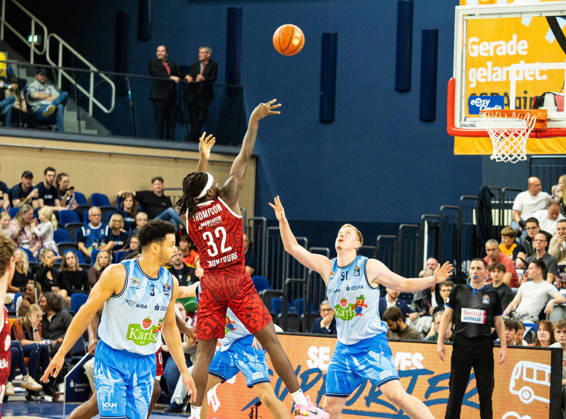 32 Charles Thompson of the Fitness First Würzburg Baskets shoots the ball toward the Seawolves basket. Behind him stands 03 Dominic Lockhart of the Rostock Seawolves, and in front of him is 51 Bent Leuchten of the Rostock Seawolves. Rostock Seawolves vs. Fitness First Würzburg Baskets, Stadthalle Rostock, easyCredit Basketball Bundesliga, Matchday 5, October 10, 2026 Rostock Seawolves vs. Fitness First Würzburg Baskets, Stadthalle Rostock, easyCredit Basketball Bundesliga, Matchday 5, Seawolves, Würzburg Baskets, Basketball October 10, 2026, Rostock Copyright: xHannesxAdelbergx