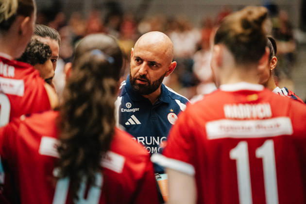 Pictured: Coach Konstantin Bitter of MTV Stuttgart during a team meeting on October 10, 2026; Dresdner SC Allianz MTV Stuttgart; DEKRA 1 Bundesliga Women; Volleyball; Germany; Dresden; Cyberport Arena Copyright: HMBxMedia xEtiennexSchlick