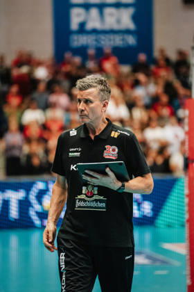 Pictured: Coach Alexander Waibl, Dresdner SC 10 10 2026, Dresdner SC Allianz MTV Stuttgart, DEKRA 1 Bundesliga Women, Volleyball, Germany, Dresden, Cyberport Arena Copyright: HMBxMedia xEtiennexSchlick