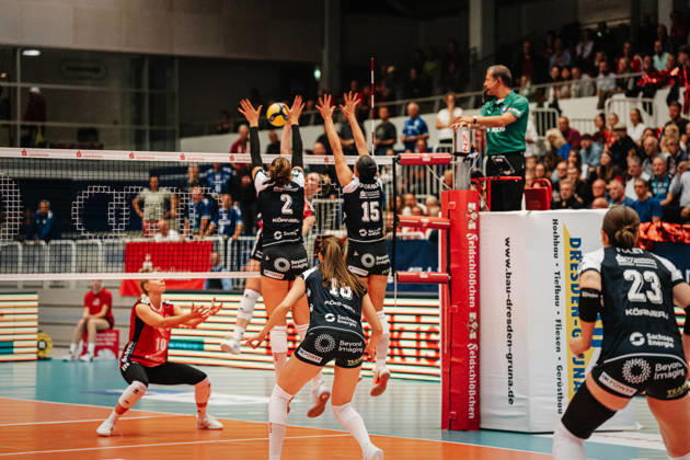 Pictured: Raeven Chase 2, Dresdner SC, and Maia Dvoracek 15, Dresdner SC, block the ball. October 10, 2026, Dresdner SC vs. Allianz MTV Stuttgart, DEKRA Women s Bundesliga 1, Volleyball, Germany, Dresden, Cyberport Arena Copyright: HMBxMedia xEtiennexSchlick