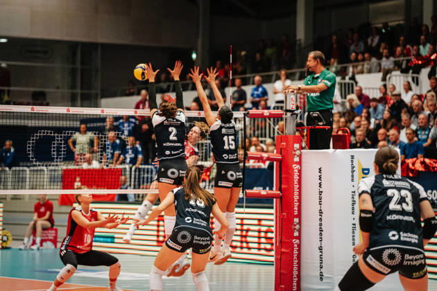 Pictured: Raeven Chase 2, Dresdner SC, and Maia Dvoracek 15, Dresdner SC, block the ball. October 10, 2026, Dresdner SC vs. Allianz MTV Stuttgart, DEKRA Women s Bundesliga 1, Volleyball, Germany, Dresden, Cyberport Arena Copyright: HMBxMedia xEtiennexSchlick