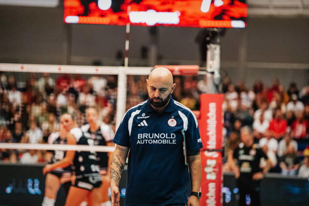 Pictured: Coach Konstantin Bitter, MTV Stuttgart, October 10, 2026; Dresdner SC Allianz MTV Stuttgart; DEKRA 1 Bundesliga Women; Volleyball; Germany; Dresden; Cyberport Arena Copyright: HMBxMedia xEtiennexSchlick