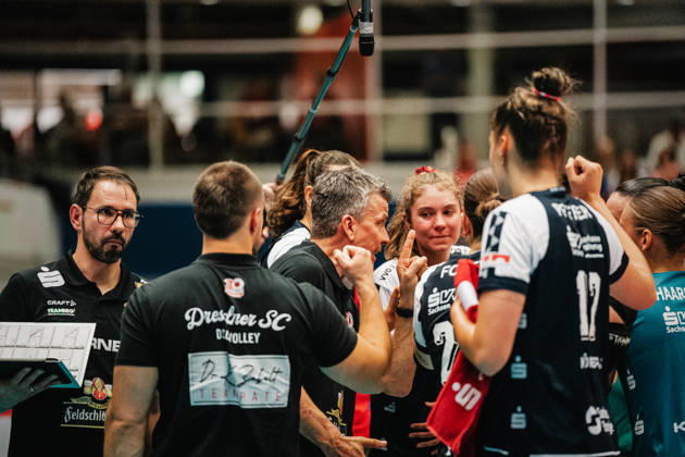 Pictured: Coach Alexander Waibl, Dresdner SC 10 10 2026, Dresdner SC Allianz MTV Stuttgart, DEKRA 1 Bundesliga Women, Volleyball, Germany, Dresden, Cyberport Arena Copyright: HMBxMedia xEtiennexSchlick