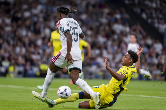Real Madrid CF v Villarreal CF - LaLiga EA Sports 2026 27 Yan Diomande of Real Madrid CF (R) is in action with the ball defended by Alex Freeman of Villarreal CF (L) during the LaLiga EA Sports football match between Real Madrid CF and Villarreal CF at Estadio Bernabeu on October 10, 2026 in Madrid, Spain. Madrid Estadio Bernabeu Madrid Spain Copyright: xAlbertoxGardinx AGardin_20261010_Rea_Mad_Vil_0015