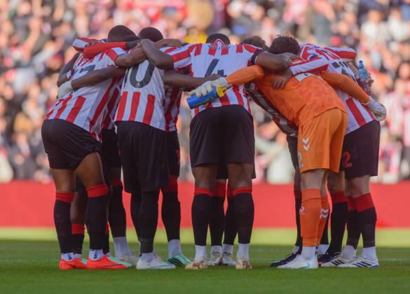 Sunderland v Brighton, Premier League, Football, Stadium Of Light, Sunderland UK - 10 Oct 2026 Sunderland Team huddle pre match Sunderland Stadium Of Light Tyne and Wear UK, UK NEWSPAPERS OUT Copyright: xAdamxCookx