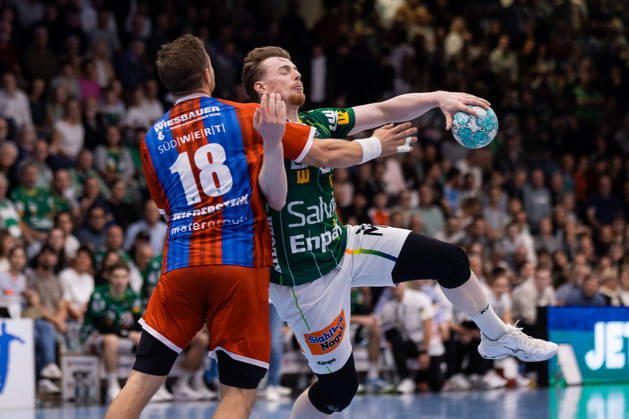 Erik PERSSON, FRISCH AUF Goeppingen, 22, in a one-on-one battle against Fabian WIEDERSTEIN, SG BBM Bietigheim, 18, GER, FRISCH AUF Goeppingen vs. SG BBM Bietigheim, Handball, Bundesliga, OPEL HBL, Matchday 8, 2026–2027 season, October 10, 2026, GER, FRISCH AUF Goeppingen vs. SG BBM Bietigheim, Handball, Bundesliga, OPEL HBL, Matchday 8, 2026–2027 season, October 10, 2026, Goeppingen Copyright: xEibnerxPressefoto OliverxSchmidtx EP_OST