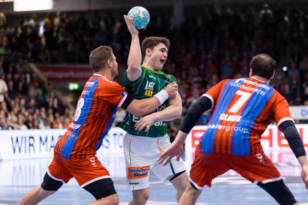 Elias NEWEL (FRISCH AUF Goeppingen), 40, in a one-on-one battle against Fabian WIEDERSTEIN (SG BBM Bietigheim), 18, GER, FRISCH AUF Goeppingen vs. SG BBM Bietigheim, Handball, Bundesliga, OPEL HBL, Matchday 8, 2026–2027 Season, October 10, 2026, GER, FRISCH AUF Goeppingen vs. SG BBM Bietigheim, Handball, Bundesliga, OPEL HBL, Matchday 8, 2026–2027 season, October 10, 2026, Goeppingen Copyright: xEibnerxPressefoto OliverxSchmidtx EP_OST