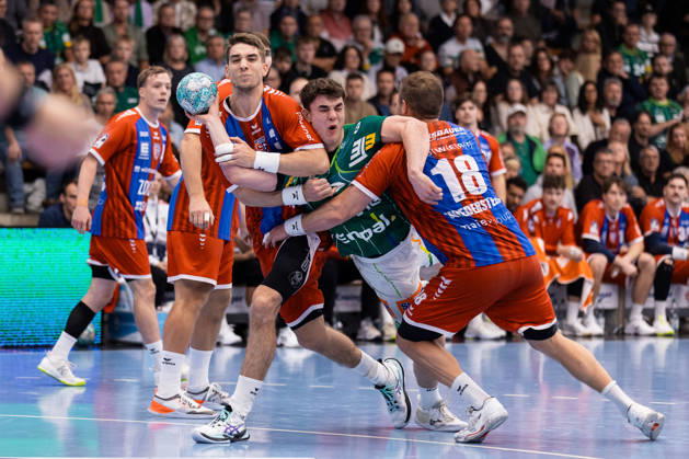 Elias NEWEL (FRISCH AUF Goeppingen), 40, in a one-on-one battle against Nikola VLAHOVIC (SG BBM Bietigheim), 03, and Fabian WIEDERSTEIN (SG BBM Bietigheim), 18, GER, FRISCH AUF Goeppingen vs. SG BBM Bietigheim, Handball, Bundesliga, OPEL HBL, Matchday 8, 2026–2027 Season, October 10, 2026, GER, FRISCH AUF Goeppingen vs. SG BBM Bietigheim, Handball, Bundesliga, OPEL HBL, Matchday 8, 2026–2027 Season, October 10, 2026, Goeppingen Copyright: xEibnerxPressefoto OliverxSchmidtx EP_OST