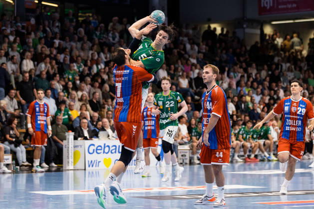Rutger TEN VELDE (FRISCH AUF Goeppingen), No. 5, in a one-on-one battle against Domikin CLAUS (SG BBM Bietigheim), 07 GER, FRISCH AUF Goeppingen vs. SG BBM Bietigheim, Handball, Bundesliga, OPEL HBL, Matchday 8, 2026–2027 Season, October 10, 2026, GER, FRISCH AUF Goeppingen vs. SG BBM Bietigheim, Handball, Bundesliga, OPEL HBL, Matchday 8, 2026–2027 season, October 10, 2026, Goeppingen Copyright: xEibnerxPressefoto OliverxSchmidtx EP_OST