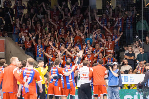 The Bietigheim players celebrate their victory after the game with the fans who traveled with them; away win, GER, FRISCH AUF Göppingen vs. SG BBM Bietigheim, Handball, Bundesliga, OPEL HBL, Matchday 8, 2026–2027 season, October 10, 2026, GER, FRISCH AUF Göppingen vs. SG BBM Bietigheim, Handball, Bundesliga, OPEL HBL, Matchday 8, 2026–2027 season, October 10, 2026, Göppingen Copyright: xEibnerxPressefoto OliverxSchmidtx EP_OST