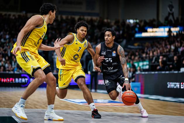 Eli Brooks of the Gladiators Trier goes head-to-head with Brandon Angel of Alba Berlin and Jack Kayil of Alba Berlin; Action: Vet Concept Gladiators Trier vs. Alba Berlin, Basketball, easyCredit BBL, Matchday 5, 2026–2027 Season, October 10, 2026, Vet Concept Gladiators Trier vs. Alba Berlin, Basketball, easyCredit BBL, Matchday 5, 2026–2027 season, October 10, 2026 Copyright: xEibnerxPressefotox EP_ANS