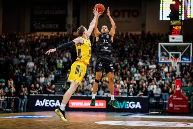 Jordan Roland of the Gladiators Trier goes head-to-head with Justin Bean of Alba Berlin; Action: Vet Concept Gladiators Trier vs. Alba Berlin, Basketball, easyCredit BBL, Matchday 5, 2026–2027 Season, October 10, 2026, Vet Concept Gladiators Trier vs. Alba Berlin, Basketball, easyCredit BBL, Matchday 5, 2026–2027 Season, October 10, 2026 Copyright: xEibnerxPressefotox EP_ANS