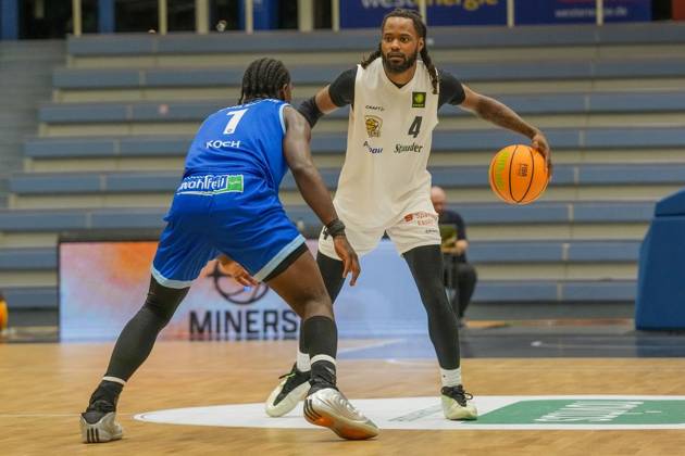 Basketball in Essen ** FOR EDITORIAL PURPOSES ONLY ** EDITORIAL USE ONLY ** p Quashawn Tyrese Lane (ETB Miners) vs. Wesley Chima Oba (Lions) The 2. Bundesliga ProA game on October 10, 2026, ETB Miners vs. PS Karlsruhe LIONS, ended at the Sporthalle Am Hallo, Ernestinenstraße 57, with X X Michael Gohl FUNKE Photo Services p Sports Germany North Rhine-Westphalia Essen Copyright MichaelxGohl Copyright: MichaelxGohl doc87z23269a2dhs8btq1x ,EDITORIAL USE ONLY Copyright: MichaelxGohl