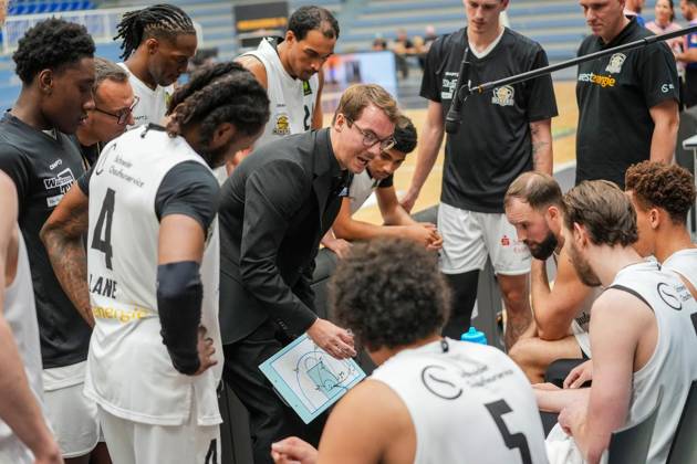 Basketball in Essen ** FOR EDITORIAL PURPOSES ONLY ** EDITORIAL USE ONLY ** p Coach Lars Wendt, ETB Miners The 2nd Bundesliga ProA game on October 10, 2026, ETB Miners vs. the PS Karlsruhe LIONS, ended at the Sporthalle Am Hallo, Ernestinenstraße 57, with X X Michael Gohl FUNKE Photo Services p Sports Germany North Rhine-Westphalia Essen Copyright MichaelxGohl Copyright: MichaelxGohl doc87z235a36xg1eovynvit ,EDITORIAL USE ONLY Copyright: MichaelxGohl