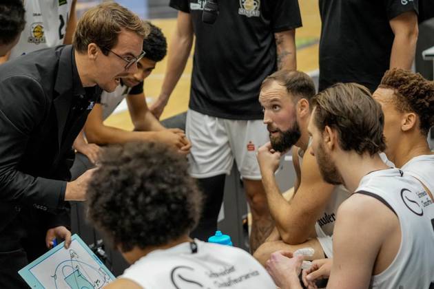 Basketball in Essen ** FOR EDITORIAL PURPOSES ONLY ** EDITORIAL USE ONLY ** p Coach Lars Wendt, ETB Miners The 2nd Bundesliga ProA game on October 10, 2026, ETB Miners vs. the PS Karlsruhe LIONS, ended at the Sporthalle Am Hallo, Ernestinenstraße 57, with X X Michael Gohl FUNKE Photo Services p Sports Germany North Rhine-Westphalia Essen Copyright MichaelxGohl Copyright: MichaelxGohl doc87z235ej2h017n88g8nv ,EDITORIAL USE ONLY Copyright: MichaelxGohl