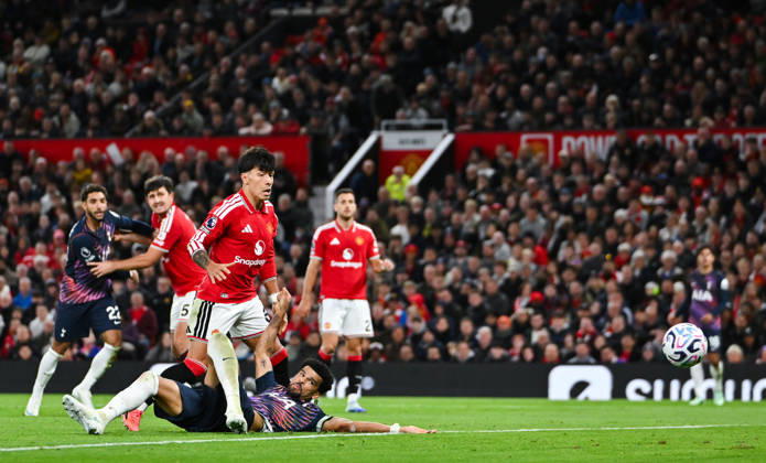 MANCHESTER, ENGLAND, OCT 10: Dominic Solanke of Tottenham Hotspur scores his sides first goal during the Premier League match between Manchester United, ManU and Tottenham Hotspur at Old Trafford in Manchester, England (Will Palmer Sports Press Photo) Copyright: xWillxPalmer SportsxPressxPhotox Sportspressphoto_SPR251586