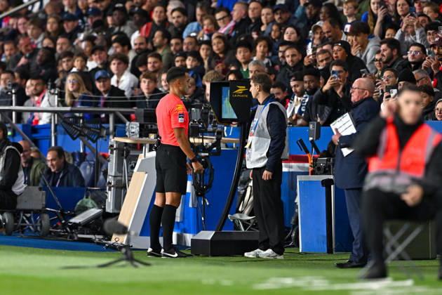 Paris Saint-Germain v Le Mans FC - Ligue 1 McDonald s 2026 2027 Mathieu VERNICE Referee check the VAR during Ligue 1 McDonald s match between Paris and Le Mans at Parc des Princes on October 10, 2026 in Paris, France. Paris France  Copyright: xBaptistexFernandezx 776573319