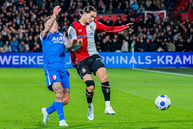 ROTTERDAM - Anis Hadj Moussa of Feyenoord battles for possession with Jordy Clasie of AZ Alkmaar during the Eredivisie match between Feyenoord and AZ Alkmaar at Stadion Feijenoord on 10 October 2026 in Rotterdam, the Netherlands. KEVIN SENDERS ANP Eredivisie 2026 27 xVIxANPxSportx xMarcelxterxBalsxIVx 572060654 originalFilename: 572060654