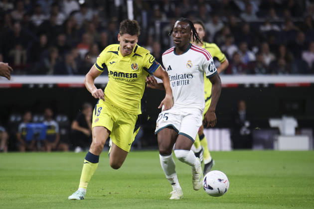 Real Madrid vs. Villarreal, La Liga EA Sports 2026, October 10, 2026, Santiago Bernabéu Stadium, Madrid, Spain Yan Diomande of Real Madrid battles for the ball against Juan Foyth during a La Liga EA Sports match between Real Madrid and Villarreal at Santiago Bernabéu Stadium on October 10, 2026, in Madrid, Spain Madrid Santiago Bernabéu Stadium Madrid Spain Copyright: xAlejandroxMatiasxAcostax