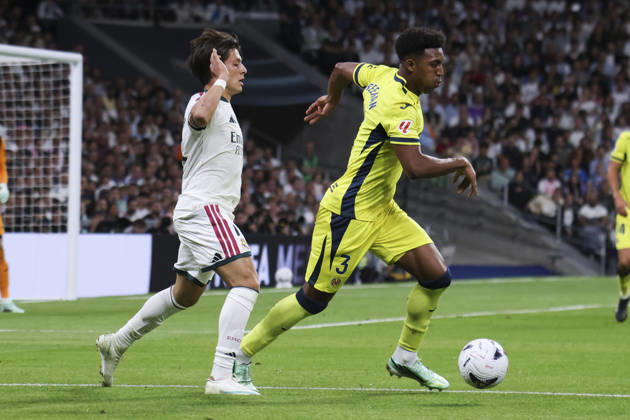 Real Madrid vs. Villarreal, La Liga EA Sports 2026, October 10, 2026, Santiago Bernabéu Stadium, Madrid, Spain Arda Güler of Real Madrid and Alex Freeman battle for the ball during the La Liga EA Sports match between Real Madrid and Villarreal at Santiago Bernabéu Stadium on October 10, 2026, in Madrid, Spain Madrid Santiago Bernabéu Stadium Madrid Spain Copyright: xAlejandroxMatiasxAcostax