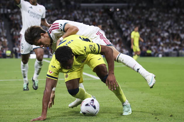 Real Madrid vs. Villarreal, La Liga EA Sports 2026, October 10, 2026, Santiago Bernabéu Stadium, Madrid, Spain Arda Güler of Real Madrid and Alex Freeman battle for the ball during the La Liga EA Sports match between Real Madrid and Villarreal at Santiago Bernabéu Stadium on October 10, 2026, in Madrid, Spain Madrid Santiago Bernabéu Stadium Madrid Spain Copyright: xAlejandroxMatiasxAcostax