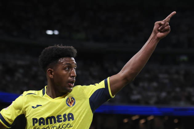 Real Madrid vs. Villarreal, La Liga EA Sports 2026, October 10, 2026, Santiago Bernabéu Stadium, Madrid, Spain Alex Freeman of Villarreal gives instructions during the La Liga EA Sports match between Real Madrid and Villarreal at Santiago Bernabéu Stadium on October 10, 2026, in Madrid, Spain Madrid Santiago Bernabéu Stadium Madrid Spain Copyright: xAlejandroxMatiasxAcostax