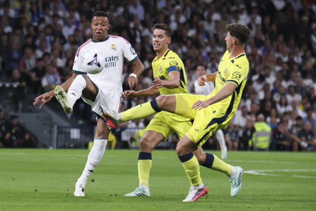 Real Madrid vs. Villarreal, La Liga EA Sports 2026, October 10, 2026, Santiago Bernabéu Stadium, Madrid, Spain Kylian Mbappé of Real Madrid is defended by Pau Navarro and Juan Foyth of Villarreal during a La Liga EA Sports match between Real Madrid and Villarreal at Santiago Bernabéu Stadium on October 10, 2026, in Madrid, Spain Madrid Santiago Bernabéu Stadium Madrid Spain Copyright: xAlejandroxMatiasxAcostax