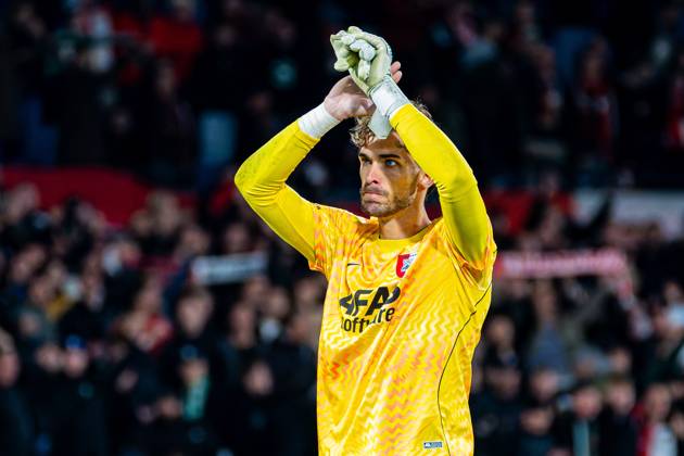 ROTTERDAM - AZ Alkmaar goalkeeper Jari De Busser thanks the supporters for their support after the Eredivisie match between Feyenoord and AZ Alkmaar at Stadion Feijenoord on October 10, 2026, in Rotterdam, the Netherlands. KEVIN SENDERS ANP Eredivisie 2026 27 xVIxANPxSportx xMarcelxterxBalsxIVx 572060845 originalFilename: 572060845