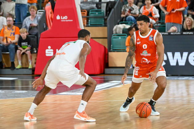 Dmitrik Trice (RASTA Vechta), 00 with the ball against Marvin Heckel (ratiopharm Ulm), 47 RASTA Vechta vs. ratiopharm Ulm, easyCredit Basketball Bundesliga, Matchday 5, 2026–2027 season, October 10, 2026, RASTA Vechta vs. ratiopharm Ulm, easyCredit Basketball Bundesliga, Matchday 5, 2026–2027 season, October 10, 2026, Vechta Copyright: xEibner-Pressefoto RobertxGertzenx EP_RGN