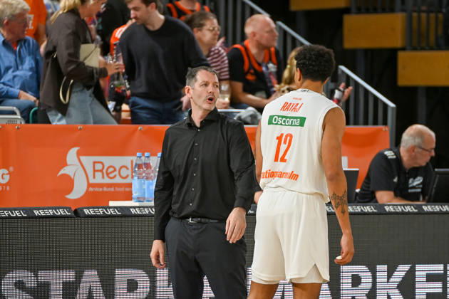 Ty Harrelson of ratiopharm Ulm, coach, in conversation with Michael Rataj of ratiopharm Ulm, RASTA Vechta vs. ratiopharm Ulm, easyCredit Basketball Bundesliga, Matchday 5, 2026–2027 season, October 10, 2026, RASTA Vechta vs. ratiopharm Ulm, easyCredit Basketball Bundesliga, Matchday 5, 2026–2027 season, October 10, 2026, Vechta Copyright: xEibner-Pressefoto RobertxGertzenx EP_RGN