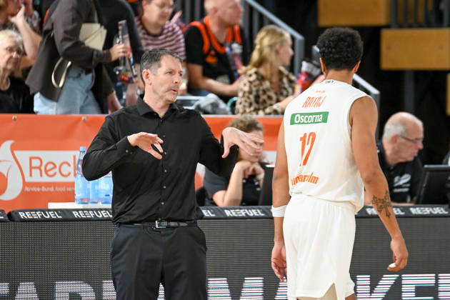 Ty Harrelson of ratiopharm Ulm, coach, in conversation with Michael Rataj of ratiopharm Ulm, RASTA Vechta vs. ratiopharm Ulm, easyCredit Basketball Bundesliga, Matchday 5, 2026–2027 season, October 10, 2026, RASTA Vechta vs. ratiopharm Ulm, easyCredit Basketball Bundesliga, Matchday 5, 2026–2027 season, October 10, 2026, Vechta Copyright: xEibner-Pressefoto RobertxGertzenx EP_RGN