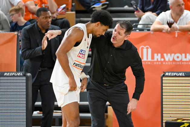 Ty Harrelson of ratiopharm Ulm, coach, in conversation with Ibi Watson of ratiopharm Ulm, RASTA Vechta vs. ratiopharm Ulm, easyCredit Basketball Bundesliga, Matchday 5, 2026–2027 season, October 10, 2026, RASTA Vechta vs. ratiopharm Ulm, easyCredit Basketball Bundesliga, Matchday 5, 2026–2027 season, October 10, 2026, Vechta Copyright: xEibner-Pressefoto RobertxGertzenx EP_RGN