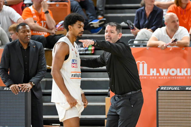 Ty Harrelson of ratiopharm Ulm, coach, in conversation with Ibi Watson of ratiopharm Ulm, RASTA Vechta vs. ratiopharm Ulm, easyCredit Basketball Bundesliga, Matchday 5, 2026–2027 season, October 10, 2026, RASTA Vechta vs. ratiopharm Ulm, easyCredit Basketball Bundesliga, Matchday 5, 2026–2027 season, October 10, 2026, Vechta Copyright: xEibner-Pressefoto RobertxGertzenx EP_RGN