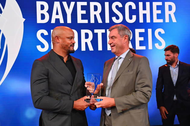 Coach Vincent KOMPANY of Bayern Munich receives the Honorary Award from Bavarian Minister-President Markus SOEDER at the 2026 Bavarian Sports Awards at BMW Welt, Red Carpet, on October 10, 2026