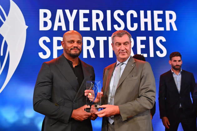 Coach Vincent KOMPANY of Bayern Munich receives the Honorary Award from Bavarian Minister-President Markus SOEDER at the 2026 Bavarian Sports Awards at BMW Welt, Red Carpet, on October 10, 2026
