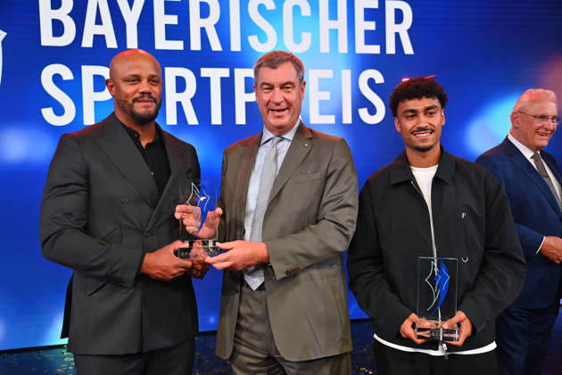 Coach Vincent KOMPANY of Bayern Munich with the Honorary Award from Bavarian Minister-President Markus SOEDER, Nathaniel BROWN of Bayern Munich, and Joachim HERRMANN, Bavarian Minister of the Interior, at the 2026 Bavarian Sports Award ceremony at BMW Welt, Red Carpet on October 10, 2026