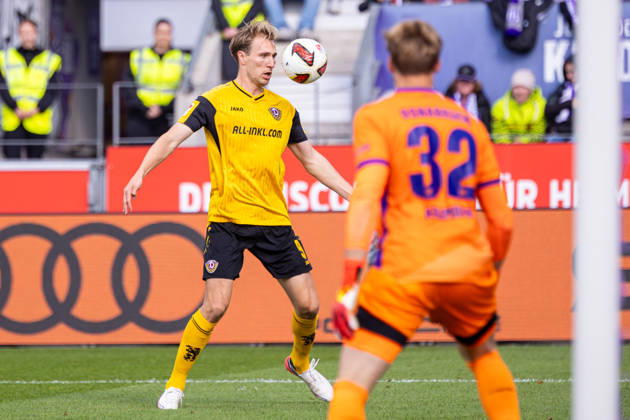 L R Vincent Vermeij, SG Dynamo Dresden, 09; Jonas Krumrey, VfL Osnabrück, 32 (GER); VfL Osnabrück vs. SG Dynamo Dresden, Soccer, 2. Bundesliga, Matchday 7, 2026–2027 season, October 10, 2026 DFL regulations prohibit any use of photographs as image sequences and or quasi-video GER, VfL Osnabrück vs. SG Dynamo Dresden, soccer, 2. Bundesliga, Matchday 7, 2026–2027 season, October 10, 2026, Osnabrück Copyright: xEibner-Pressefoto JanxRollingerx EP_JSK