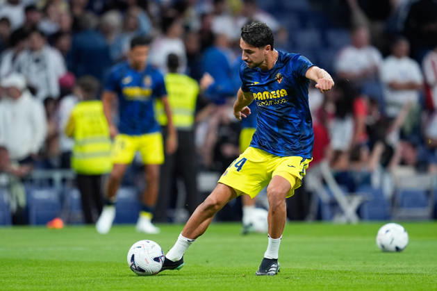 October 10, 2026, Madrid, Madrid, Spain: Santi Comesana of Villarreal CF warms up during the Spanish League, LaLiga EA Sports, football match between Real Madrid and Villarreal CF at Bernabeu stadium on October 10, 2026, in Madrid, Spain. Madrid Spain - ZUMAa181 20261010_zaa_a181_165 Copyright: xDennisxAgyemanx