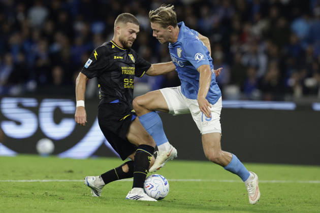 SOCCER - Serie A - SSC Napoli vs. Frosinone Calcio Photo by IPA ABACAPRESS.COM89517626 - Napoli s Danish forward Rasmus Hojlund battles for the ball with Frosinone s Italian defender Gabriele Calvani during the Serie A soccer match between SSC Napoli and Frosinone at the Diego Armando Maradona Stadium in Naples, southern Italy, on October 10, 2026. Naples Italy Copyright: xIPAxSport ABACAx
