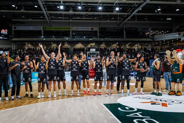 The Gladiators team celebrates in front of the fans—cheers, joy, excitement. Vet Concept Gladiators Trier vs. Alba Berlin, basketball, easyCredit BBL, Matchday 5, 2026–2027 season, October 10, 2026 Vet Concept Gladiators Trier vs. Alba Berlin, basketball, easyCredit BBL, Matchday 5, 2026–2027 season, October 10, 2026 Copyright: xEibnerxPressefotox EP_ANS