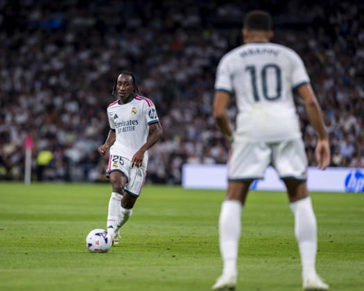 Real Madrid CF v Villarreal CF - LaLiga EA Sports 2026 27 Yan Diomande of Real Madrid CF (L) passes the ball to Kylian Mbappe of Real Madrid CF (R) during the LaLiga EA Sports football match between Real Madrid CF and Villarreal CF at Estadio Bernabeu on October 10, 2026 in Madrid, Spain. Madrid Estadio Bernabeu Madrid Spain Copyright: xAlbertoxGardinx AGardin_20261010_Rea_Mad_Vil_0040
