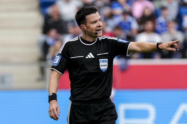 Referee Harm Osmers gives instructions, gestures, waves his arms; single frame, single photo, action, 10 10 2026, Sinsheim, Germany, soccer, Bundesliga, TSG 1899 Hoffenheim vs. Hamburger SV, DFB and DFL regulations prohibit any use of photographs as image sequences and or quasi-video xozx