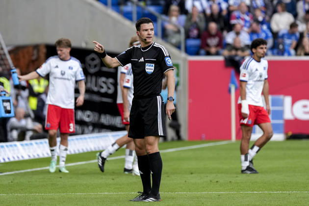 Referee Harm Osmers gives instructions, gestures, waves his arms, action, game scene, 10 10 2026, Sinsheim, Germany, soccer, Bundesliga, TSG 1899 Hoffenheim vs. Hamburger SV, DFB and DFL regulations prohibit any use of photographs as image sequences and or quasi-video xozx