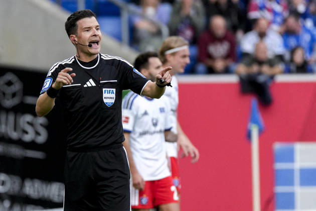 Referee Harm Osmers gives instructions, gestures, waves his arms; single frame, single photo, action, 10 10 2026, Sinsheim, Germany, soccer, Bundesliga, TSG 1899 Hoffenheim vs. Hamburger SV, DFB and DFL regulations prohibit any use of photographs as image sequences and or quasi-video xozx